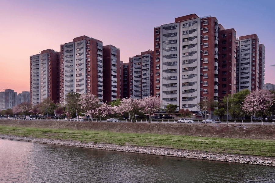高雄勵志新城乙區緊鄰岡山河堤公園,部分戶別享有無敵景觀。