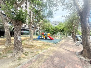 高雄黃金地段商五大透店房屋室內格局與周邊環境