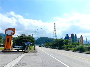 蠟筆工廠旁。雙面路乙工用地房屋室內格局與周邊環境