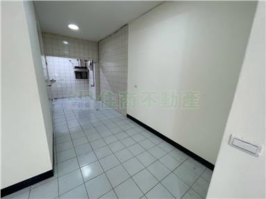 新加坡邊間一樓可停三台車房屋室內格局與周邊環境