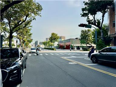 ㊣東興路8米面寬透店面豐富公園房屋室內格局與周邊環境