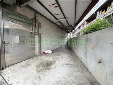 潭子大地坪角間車庫透天房屋室內格局與周邊環境