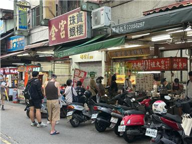 向上市場三面採光健康公寓房屋室內格局與周邊環境