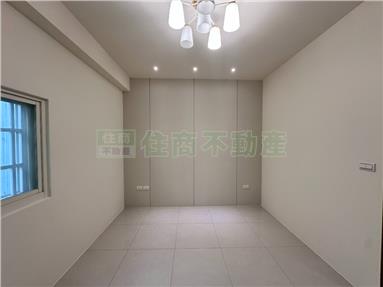 西區五權五街全新整理臨路透店房屋室內格局與周邊環境