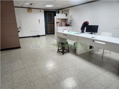 市中心商業大樓房屋室內格局與周邊環境