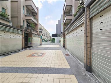 近公園大面寬朝南孝親房雙車墅房屋室內格局與周邊環境