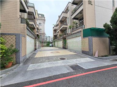 近公園大面寬朝南孝親房雙車墅房屋室內格局與周邊環境