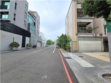 近公園大面寬朝南孝親房雙車墅房屋室內格局與周邊環境