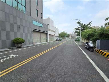 近公園大面寬朝南孝親房雙車墅房屋室內格局與周邊環境