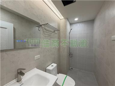 高醫後驛現代輕奢極簡風透天房屋室內格局與周邊環境
