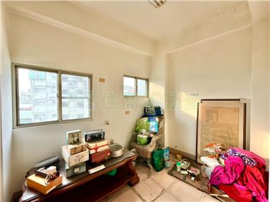 嘉義中正路獨院電梯店住房屋室內格局與周邊環境