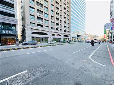 市中心成功路商業店面房屋室內格局與周邊環境