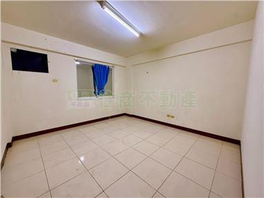 獨家-縣府輕屋齡金店面房屋室內格局與周邊環境