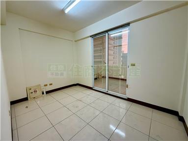 獨家-縣府輕屋齡金店面房屋室內格局與周邊環境