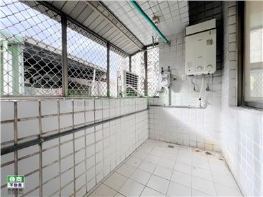 近萬家福輕軌旁採光大四房租平車房屋室內格局與周邊環境