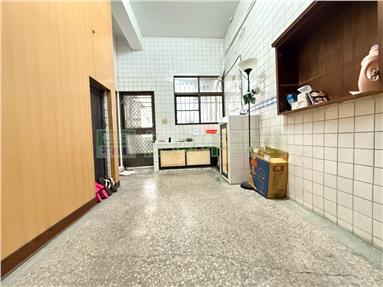 鼎山萬家福輕軌站旁透天金店房屋室內格局與周邊環境