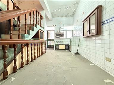 鼎山萬家福輕軌站旁透天金店房屋室內格局與周邊環境