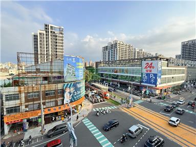 鼎山萬家福輕軌站旁透天金店房屋室內格局與周邊環境