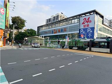 鼎山萬家福輕軌站旁透天金店房屋室內格局與周邊環境