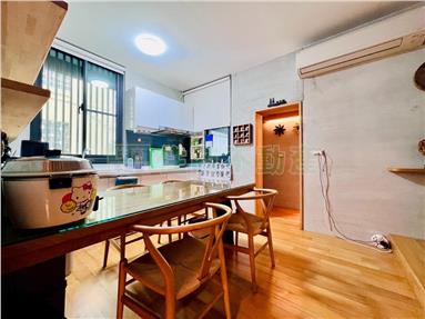吳鳳南路邊間質感透天房屋室內格局與周邊環境