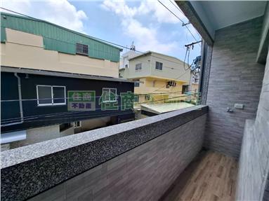 鳳山火車站翻新車庫透天房屋室內格局與周邊環境