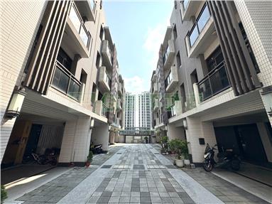 近左營榮總稀有車墅透天房屋室內格局與周邊環境