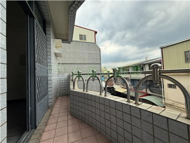 歸仁路新整邊間雙車庫透天房屋室內格局與周邊環境