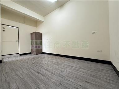 歸仁路新整邊間雙車庫透天房屋室內格局與周邊環境