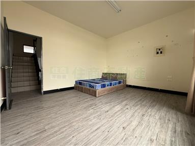 歸仁路新整邊間雙車庫透天房屋室內格局與周邊環境
