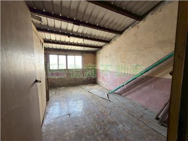 右昌低於實登街上騎樓透天房屋室內格局與周邊環境