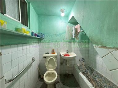 右昌低於實登街上騎樓透天房屋室內格局與周邊環境